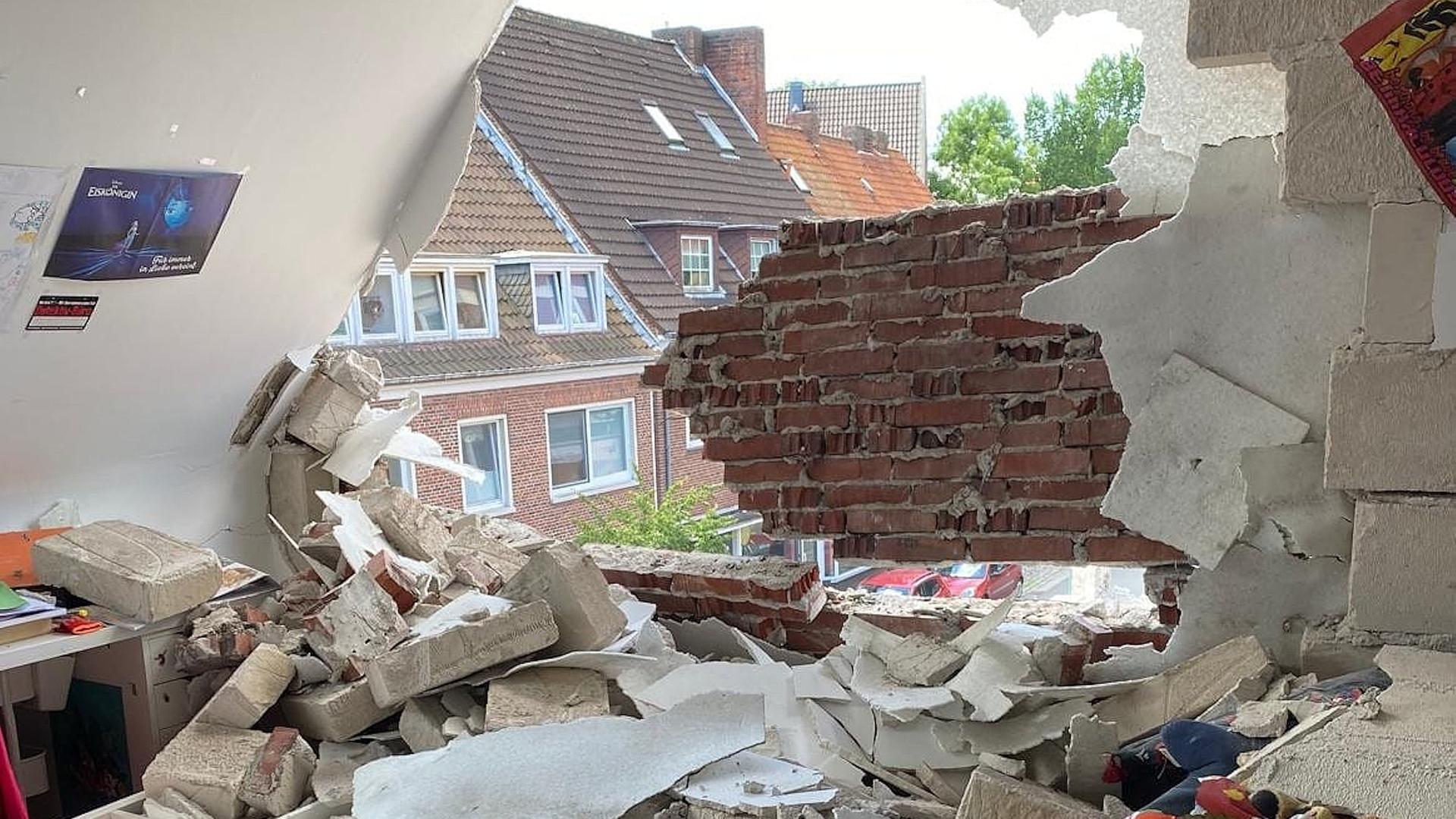 In der Hauswand eines Hauses in Emden klafft ein großes Loch. | Tomke Erdmann