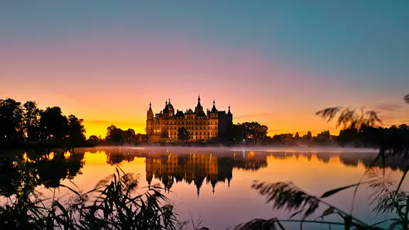 Das Schweriner Schloss bei Sonnenaufgang.