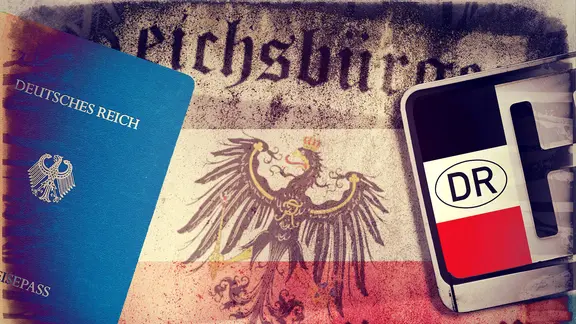 Reichsbürger-Pässe, Reichsadler und Reichsbürger-Nummernschild, Symbolfoto