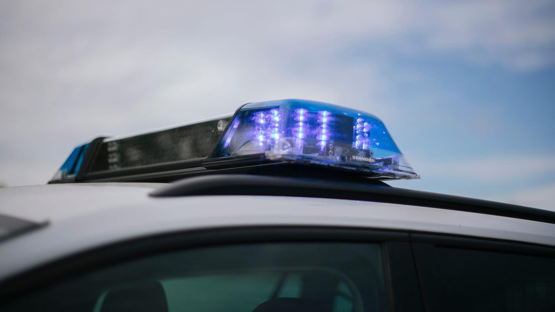 Blaulicht an Polizeifahrzeug. Softair-Waffe vor Grundschule löst Einsatz aus. | NDR, Julius Matuschik