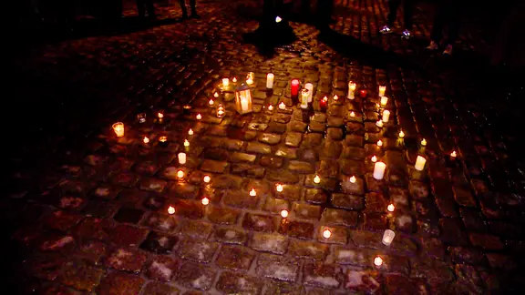 Ein Davidstern aus Kerzen bei einer Mahnwache in Hannover anlässlich des zweiten Jahrestages des Überfalls der Hamas 