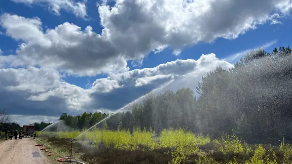 Das Regensystem wird in der Ueckermünder Heide getestet.