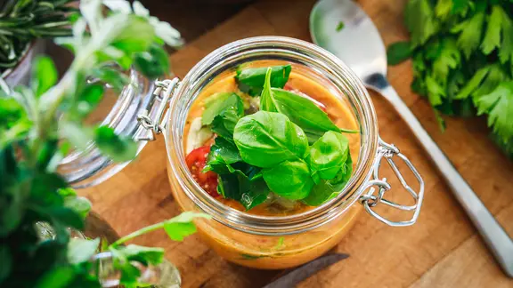 Gazpacho mit Gurkenspaghetti in einem Weckglas serviert.