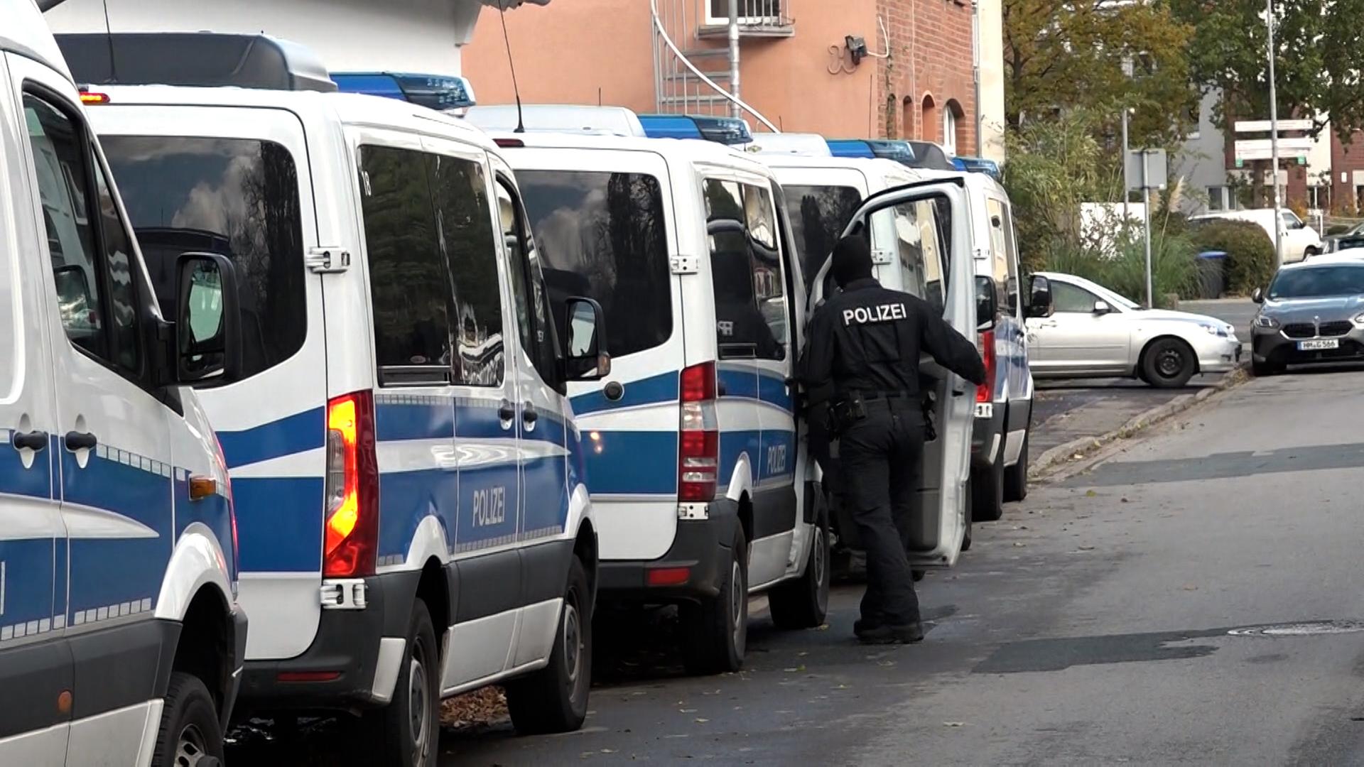 Viele Einsatzkräfte der Polizei waren bei der Durchsuchung in Emmerthal beteiligt. | TeleNewsNetwork