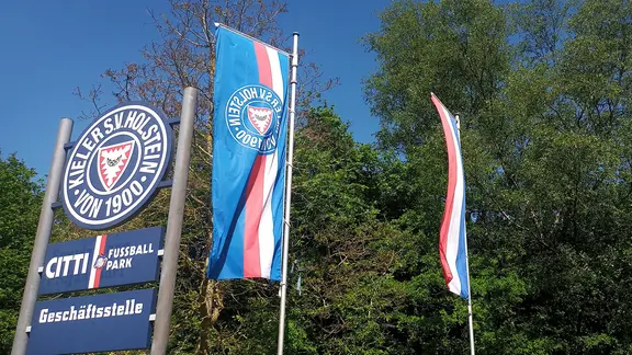 Der Eingangsbereich des Holstein Kiel Geländes.