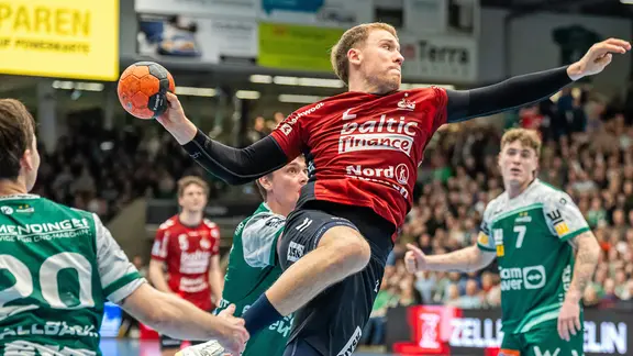 Flensburgs Simon Pytlick beim Wurf.