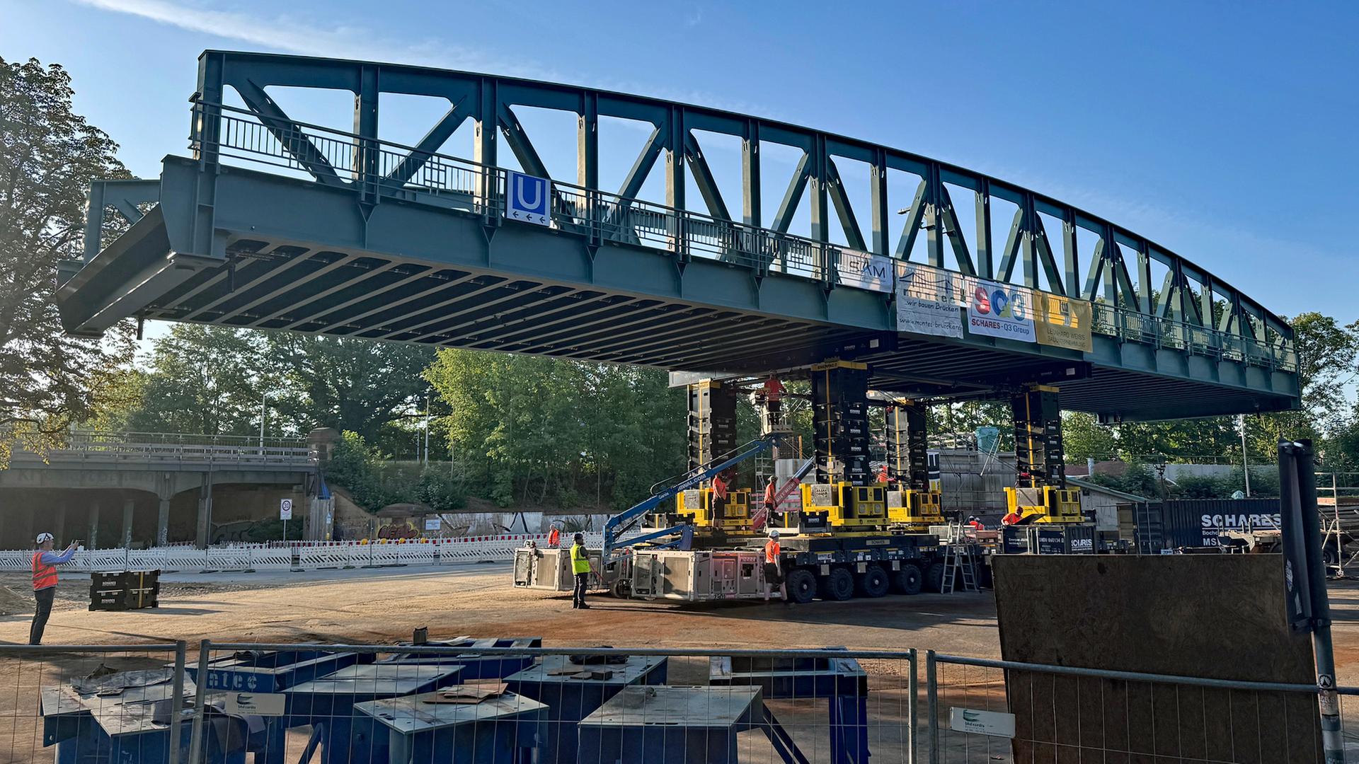 270 Tonnen schwere Brücke wird in Hamburg-Ohlsdorf eingehoben