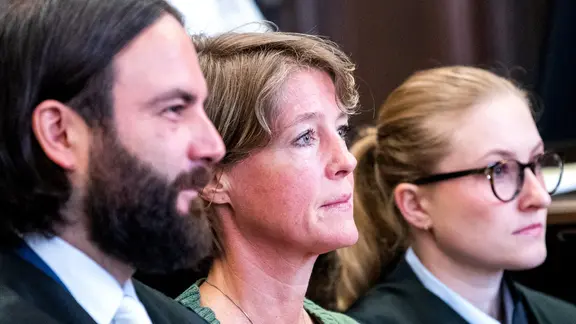 Unternehmerin Christina Block sitzt im Landgericht zwischen ihren Anwälten Ingo Bott und Paula Wlodarek.