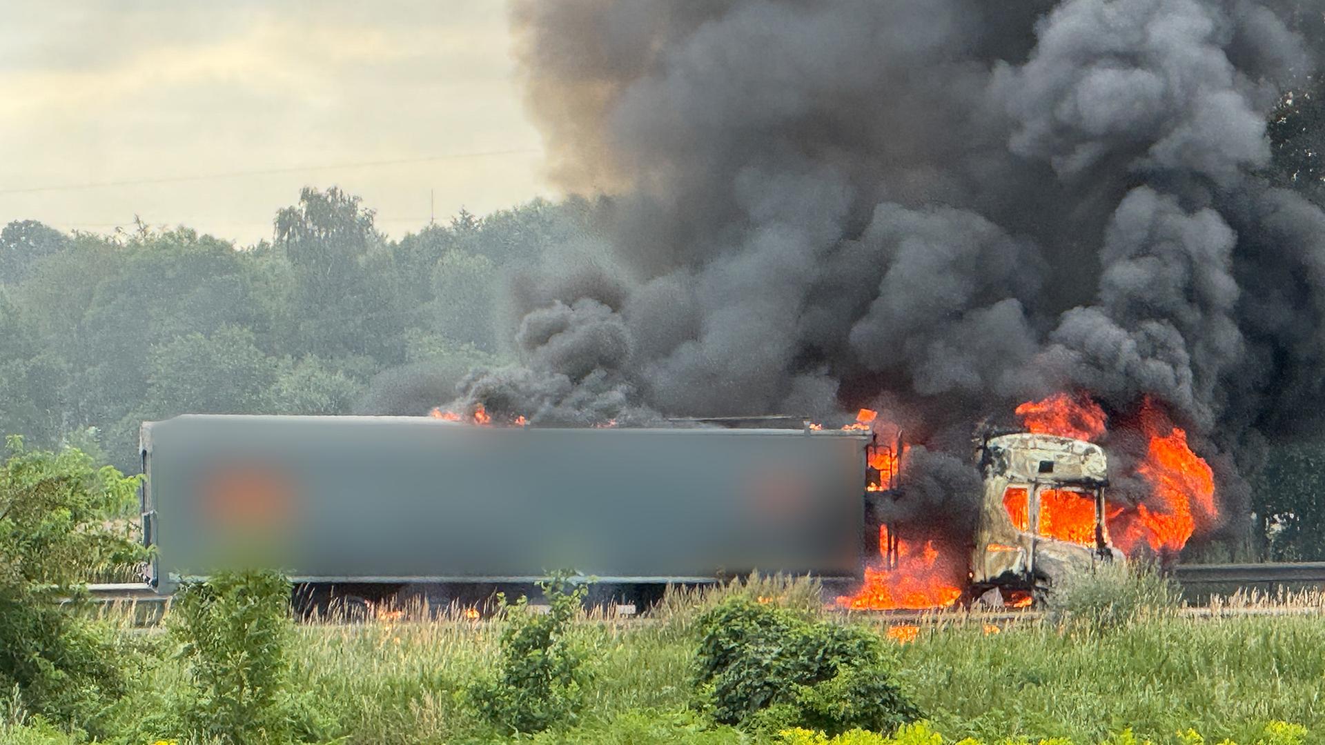Ein Lkw brennt auf der A1. | JOTO