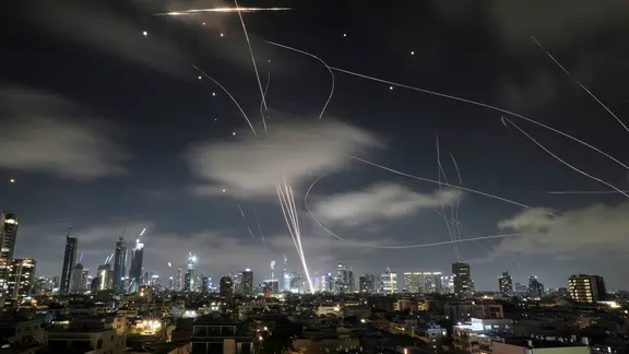 das israelische Abwehrsystem Iron Dome fängt iranische Raketen ab.
