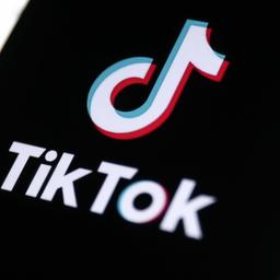 Ein Smartphone mit TikTok Logo.