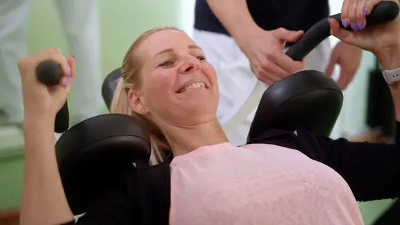 Die Patientin beim Krafttraining.
