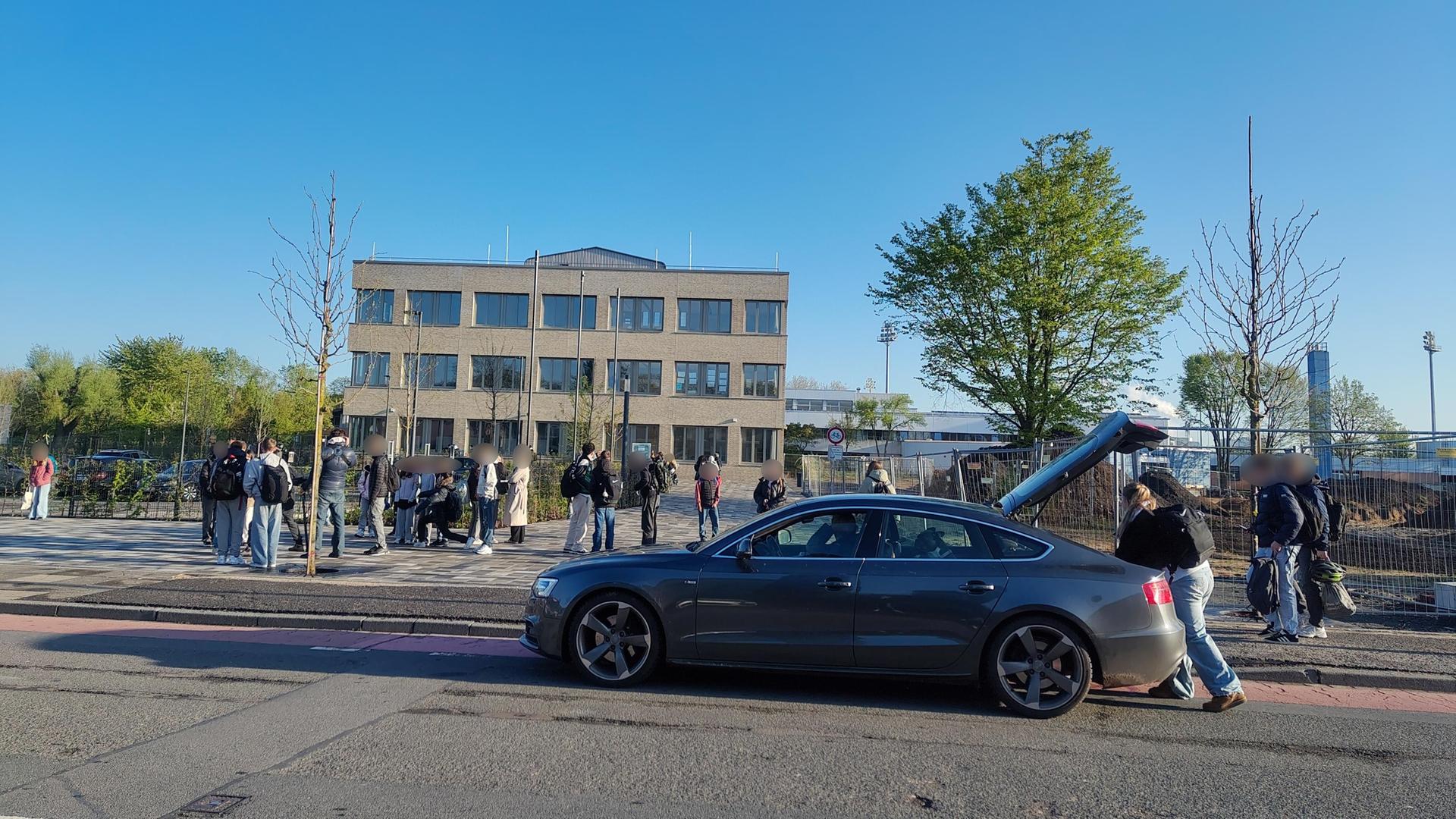 Ein Auto bringt Schüler am Warnstreiktag zum Georg-Büchner-Gymnasium in Seelze | NDR, Svenja Estner