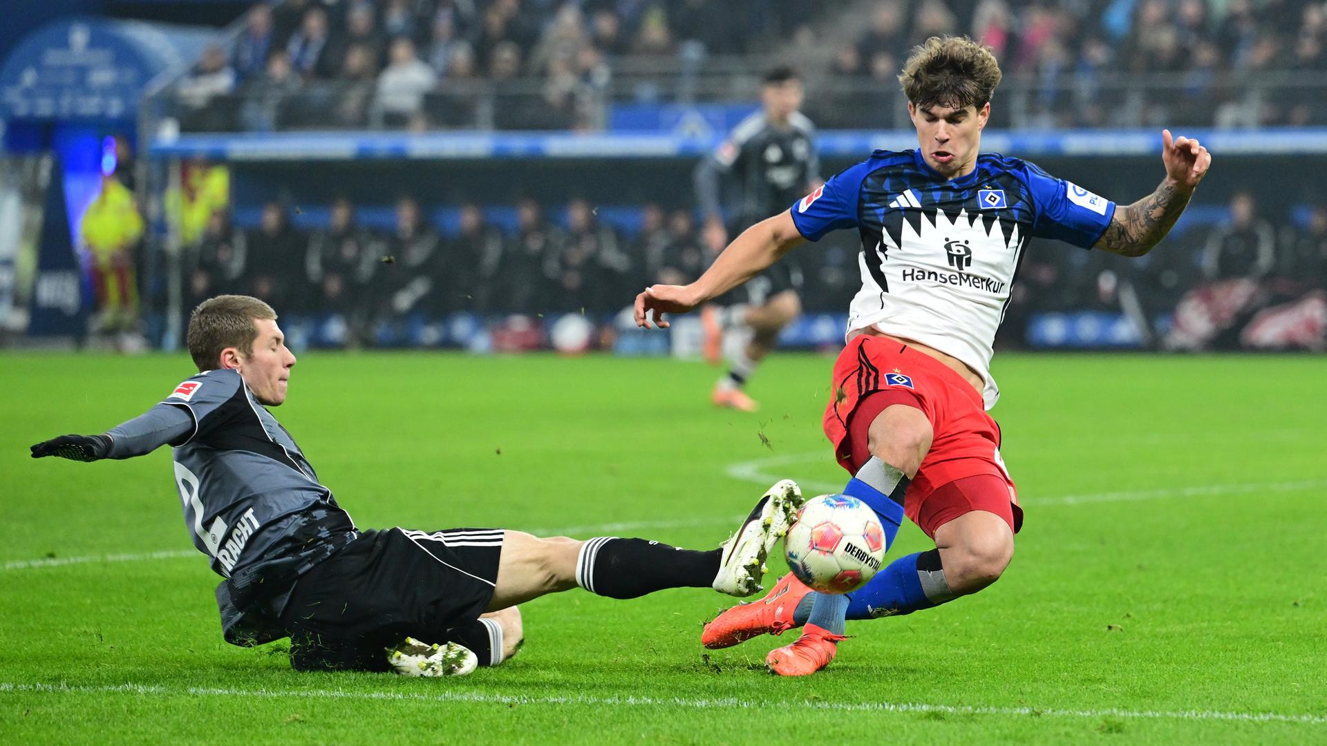 Luka Vuskovic (r.) vom Hamburger SV im Duell mit Elias Baum von Eintracht Frankfurt  | WITTERS