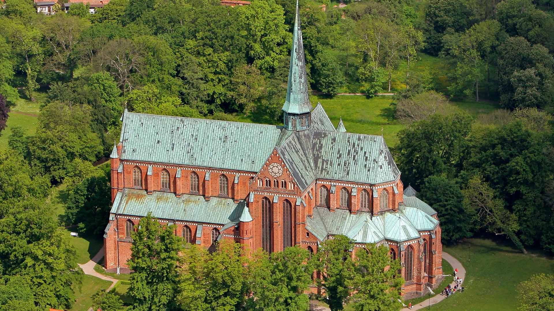 Luftaufnahme vom Doberaner Münster | picture-alliance/ ZB, Bernd Wüstneck