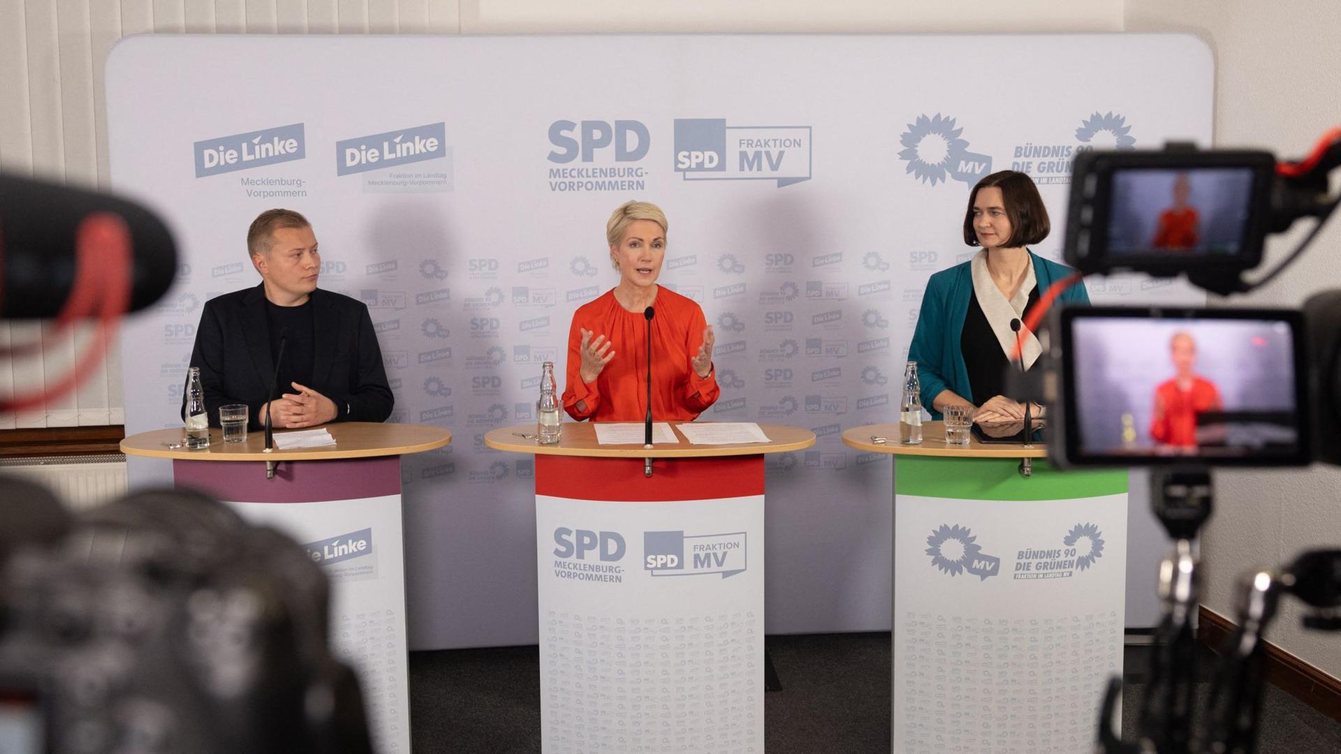 SPD, Linke und Grüne geben im Schweriner Schloss eine Pressekonferenz. | Ulrich Perrey/dpa