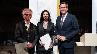 Ministerpräsident Olaf Lies mit Franziska Stünkel und Stefan Voelkel beim Niedersächsischen Staatspreis 2026.