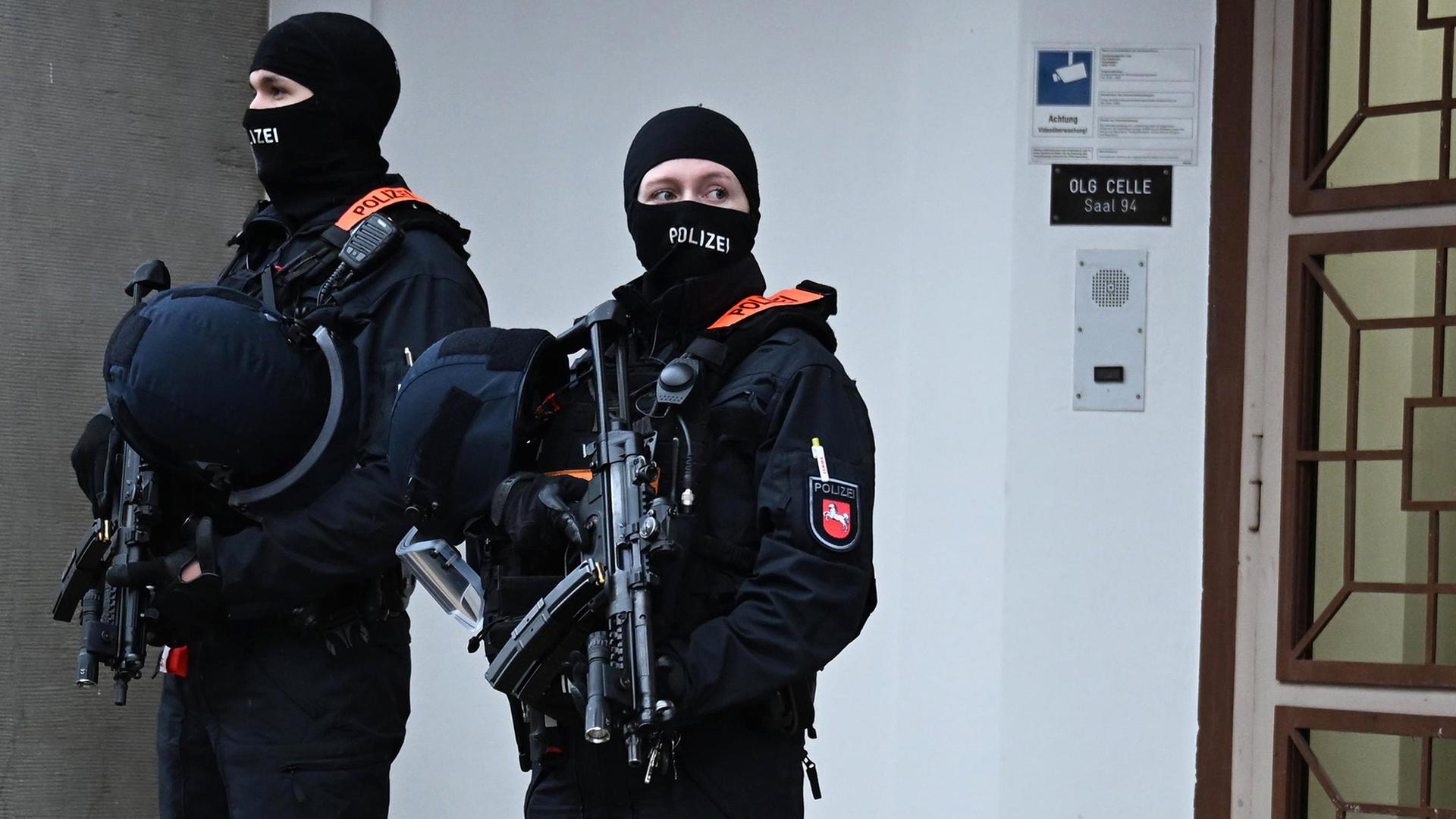 Beginn Prozess gegen mutmaßliches Mitglied der Hisbollah: Polizei vor dem Oberlandesgericht Celle. | dpa, Shireen Broszies