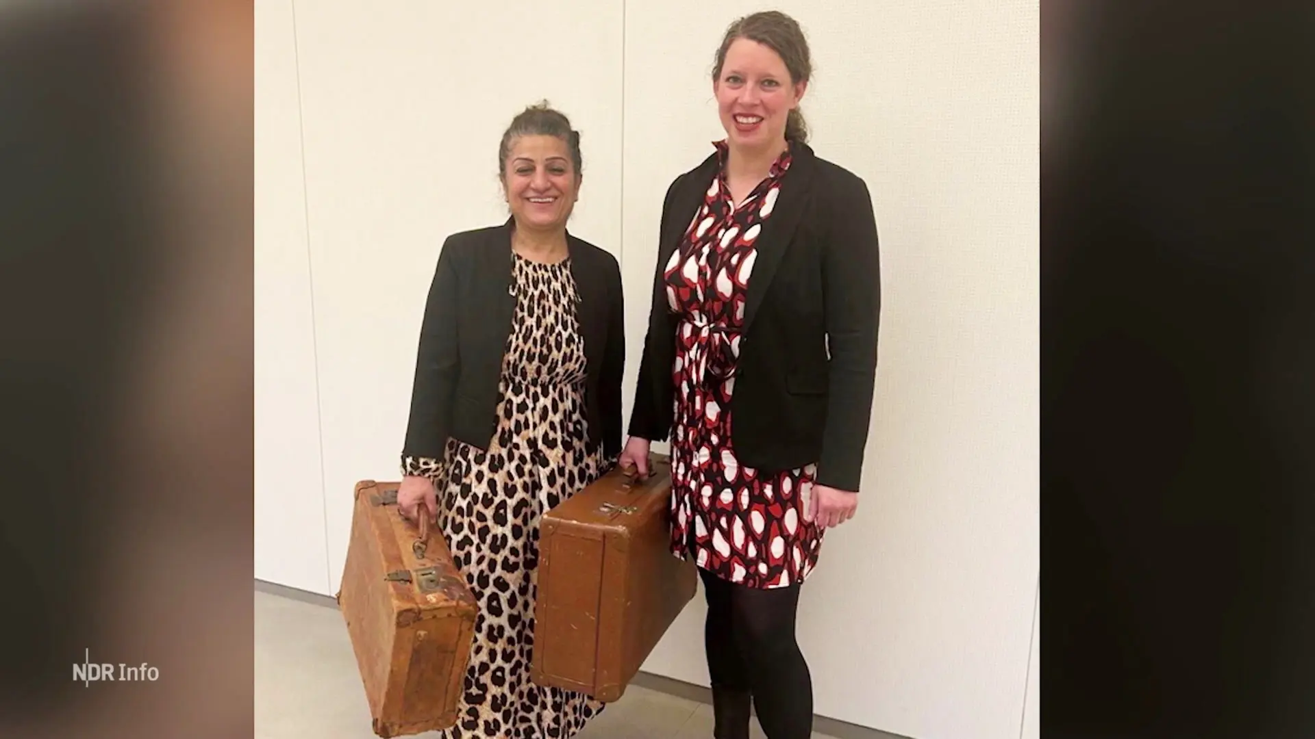Bremer Politikerinnen posieren mit Holocaust-Koffern
