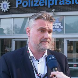 Jan Reinecke, Landesvorsitzender des Bund Deutscher Kriminalbeamter (BDK) in Hamburg, gibt dem NDR ein Interview vor dem Polizeipräsidium. (Archivfoto)