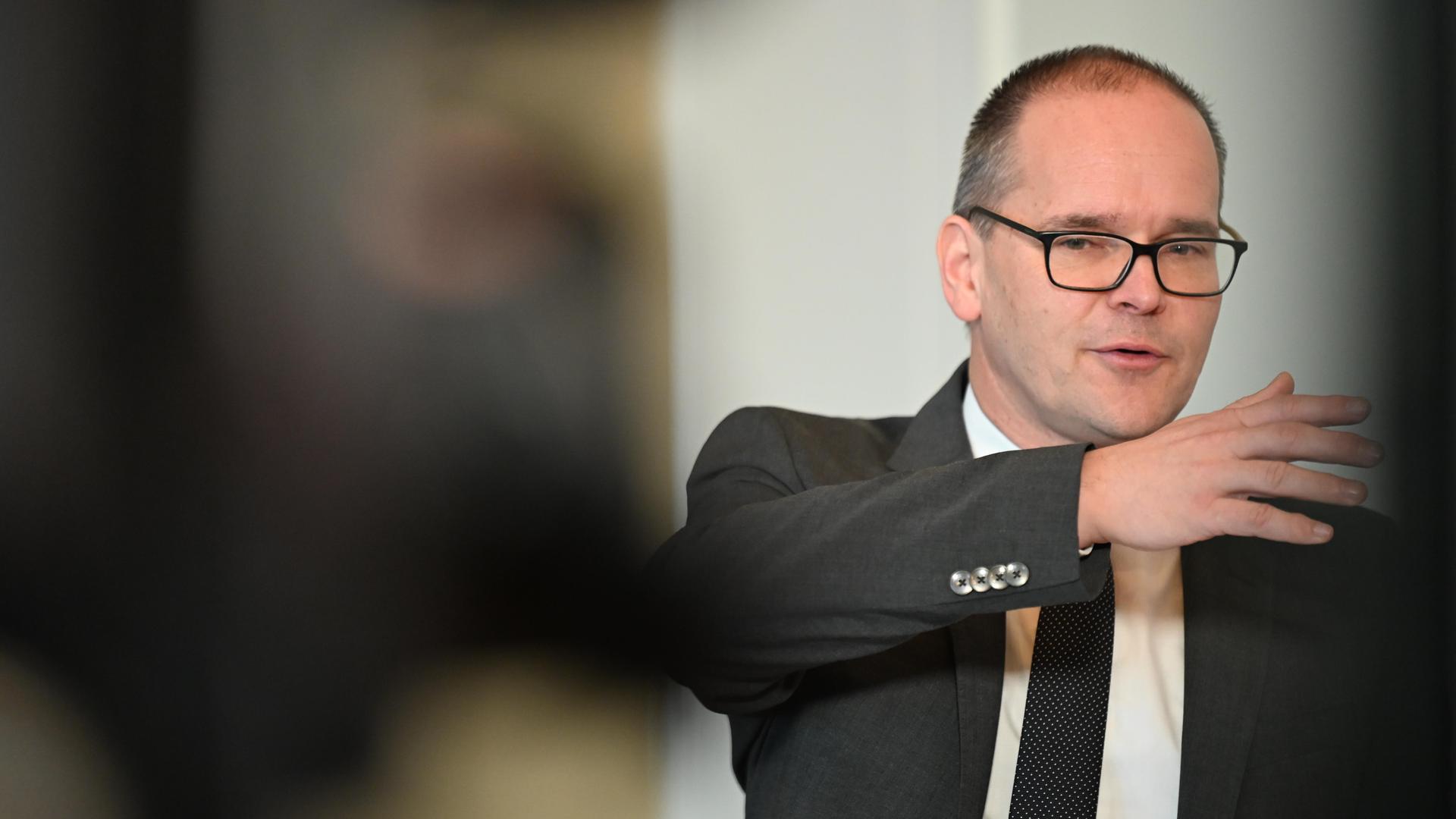 Niedersachsens Wirtschaftsminister Grant Hendrik Tonne spricht bei einer Pressekonferenz. | picture alliance / dpa | Shireen Broszies