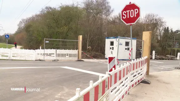 Eine Straßenzufahrt ist von der Polizei abgesperrt.