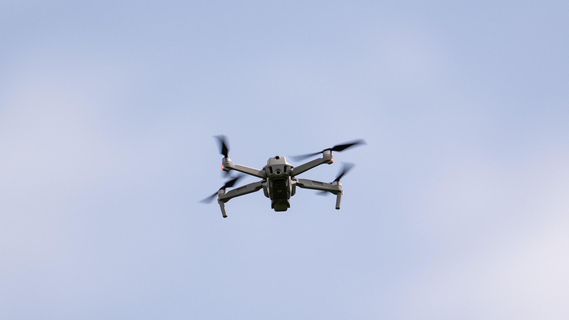 Eine Drohne fliegt in der Luft. | picture alliance / BILDBYRÅN | MATHIAS BERGELD
