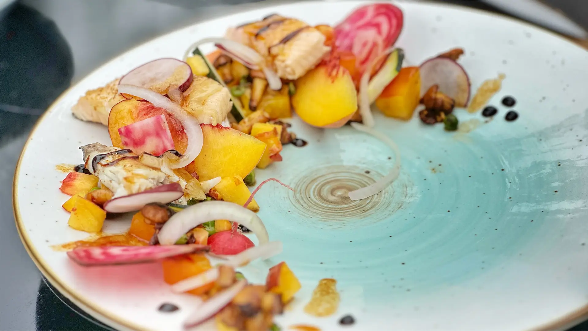 Lauwarmer Fischsalat mit Pfifferlingen, Pfirsich und Gemüse | ndr.de