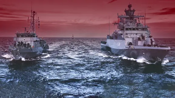 Eine Korvette und ein Minenjagdboot der Marine auf der Ostsee.