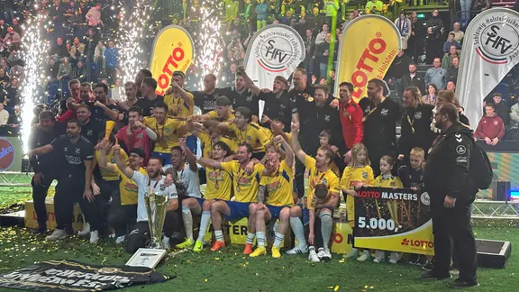 Die Fußballer des SV Todesfelde feiern ihren Triumph beim Kieler Hallenmasters