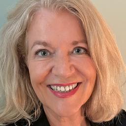 Porträtfoto von Andrea Stoll, einer Frau mit blonden Haaren