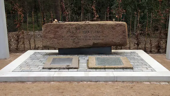 Gedenkstein auf dem Ehrenfriedhof am Lüneburger Stadtrand.