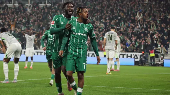 Victor Boniface (l.) und Samuel Mbangula feiern Werders 2:1-Sieg. | Imago-Bilder Bremens Samuel Mbangula (m.) feiert sein Tor