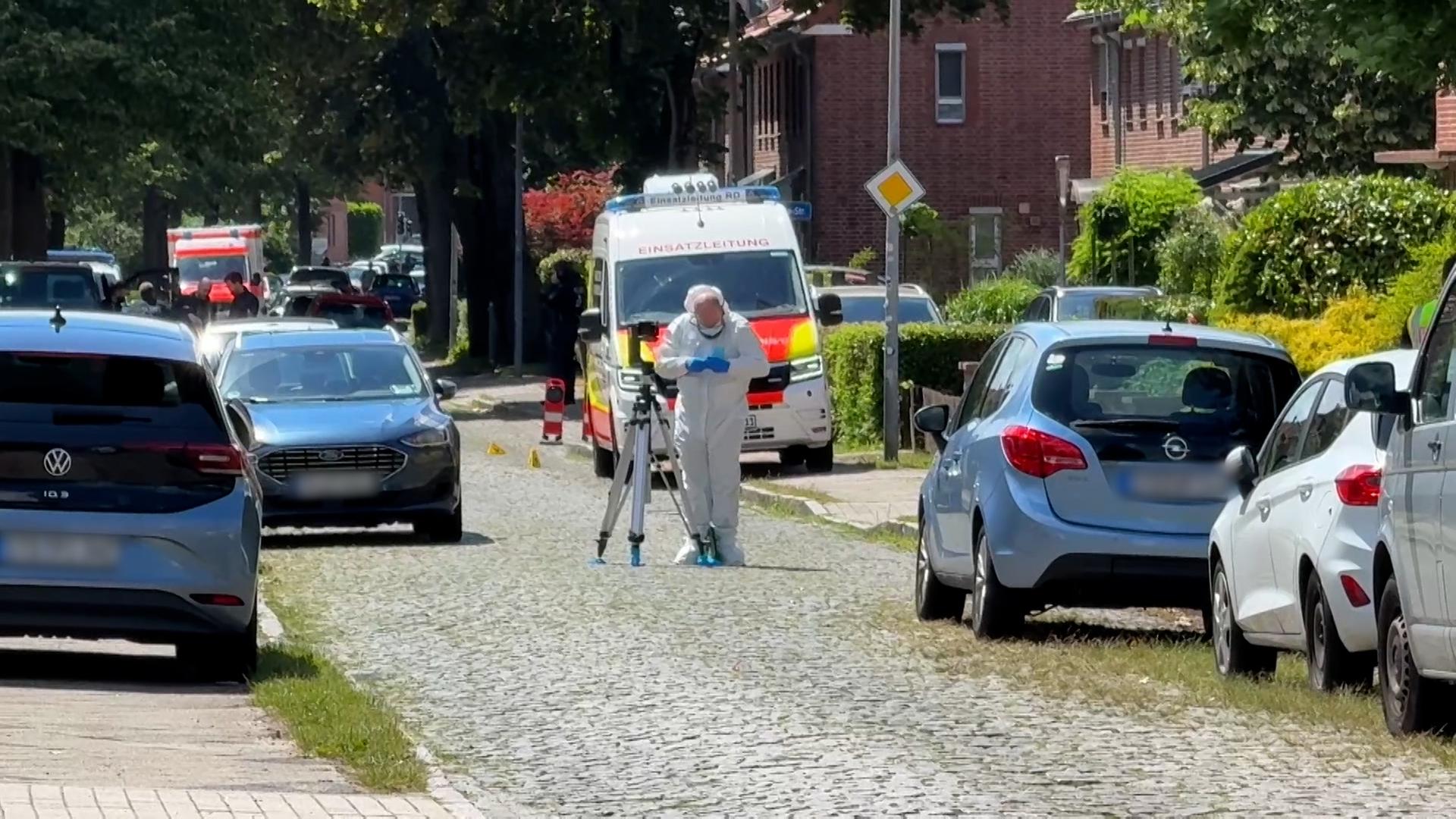 Ein Mitarbeiter der Spurensicherung sichert einen Tatort SchÃ¼ssen in Stade mit fÃ¼nf Toten. | Nord-West-Media TV