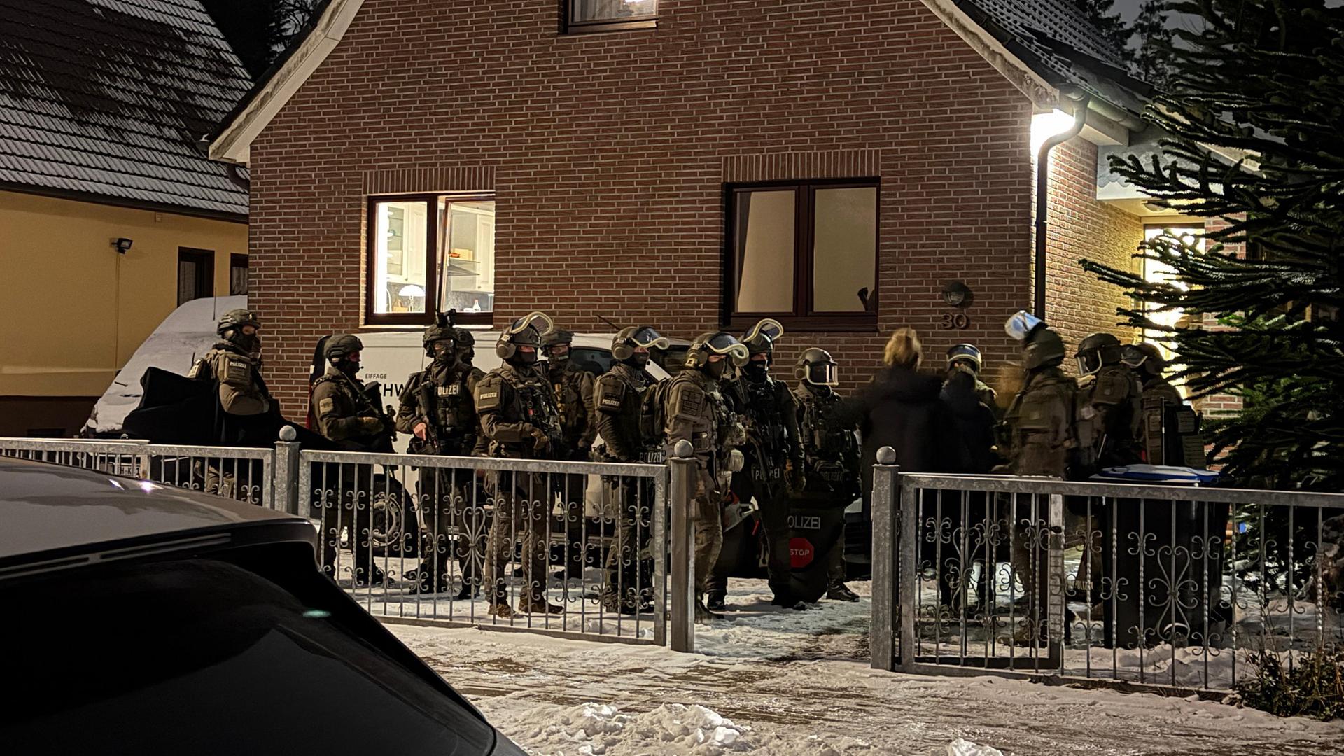 Das SEK der Hamburger Polizei hat das Haus von allen Seiten umstellt. | Elias Bartl