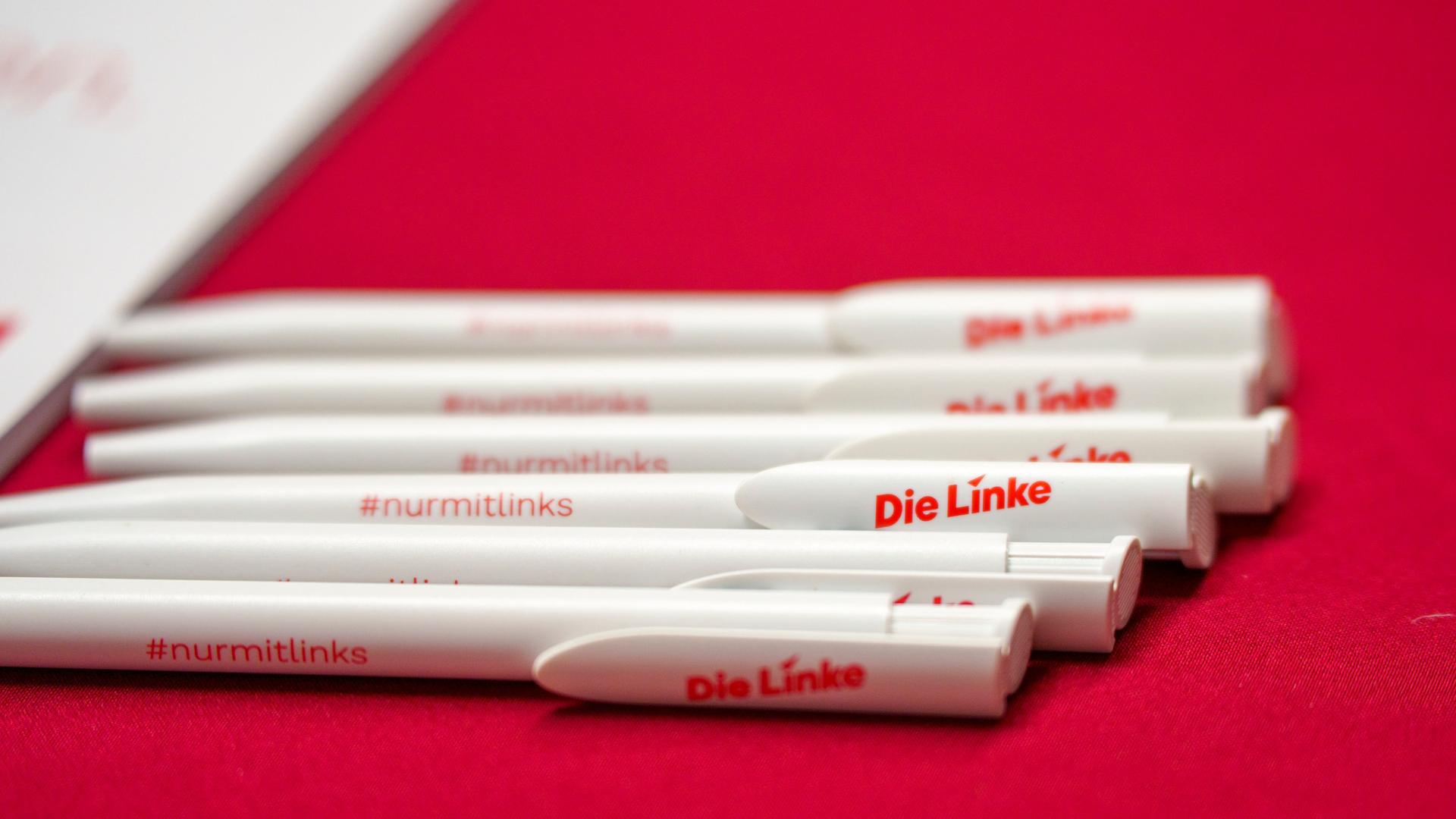 Kugelschreiber mit dem Logo der Partei Die Linke liegen in der Geschäftsstelle auf einem Tisch. | picture alliance/dpa, Andreas Arnold