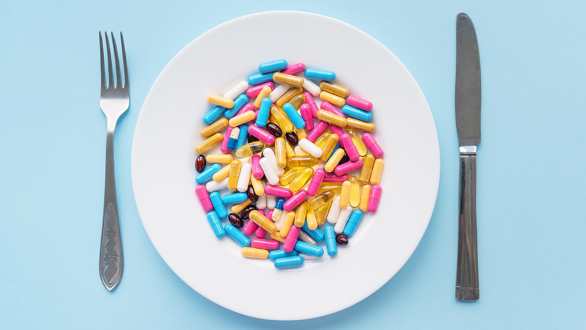 Nahrungsergänzungsmittel liegen auf einem Teller. | Colourbox, Sergiy Artsaba