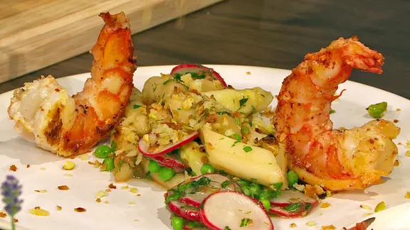 Spargelsalat mit Garnelen und gegrillter Zitrone