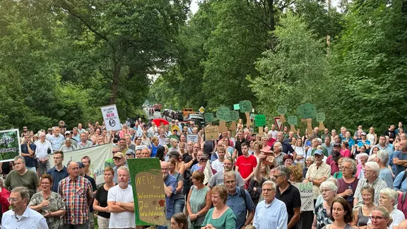 Menschen demonstrieren in Zetel gegen die Rodung von 60 Hektar Wald.
