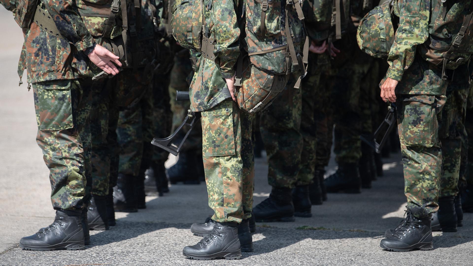 Rekruten in Uniform stehen auf einem Truppenübungsplatz. | picture alliance/dpa, Sebastian Gollnow