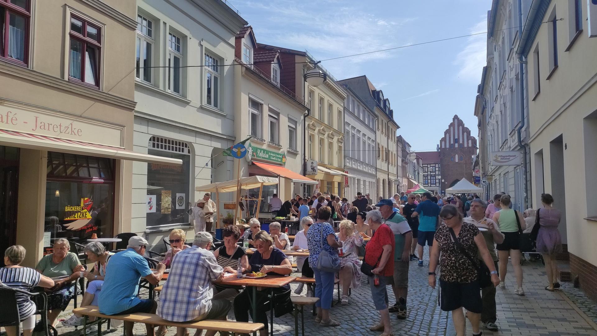 20 Jahre "Teterow offen": Bunter Markt in der Innenstadt
