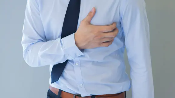 Mann fasst sich vor Schmerzen ans Herz. | COLOURBOX, - Mann fasst sich vor Schmerzen ans Herz.