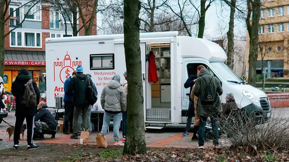 Einsatz auf der Straße: Das ArztMobil steuert jedes Wochenende Hamburger HotSpots an.
