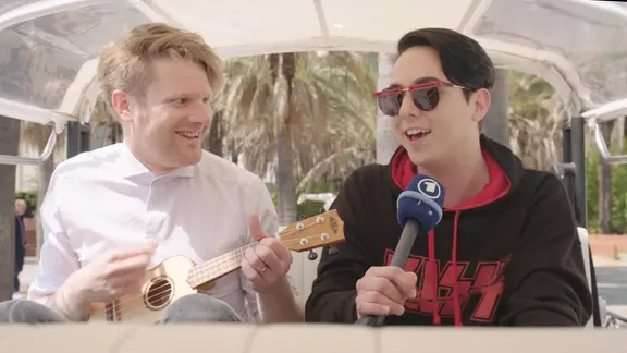 Der Ukrainer Mélovin singt, Moderator Stefan Spiegel spielt dazu Ukulele.