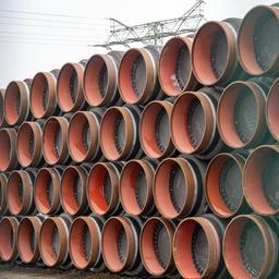 Nicht verbaute Rohre für die Ostsee-Gaspipeline Nord Stream 2 von Russland nach Deutschland liegen auf dem Gelände des Hafens in der Gemeinde Sassnitz. (Themenbild)