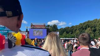 Zuschauer bei einer Public Viewing Veranstaltung der EM 2024 in Lüneburg.