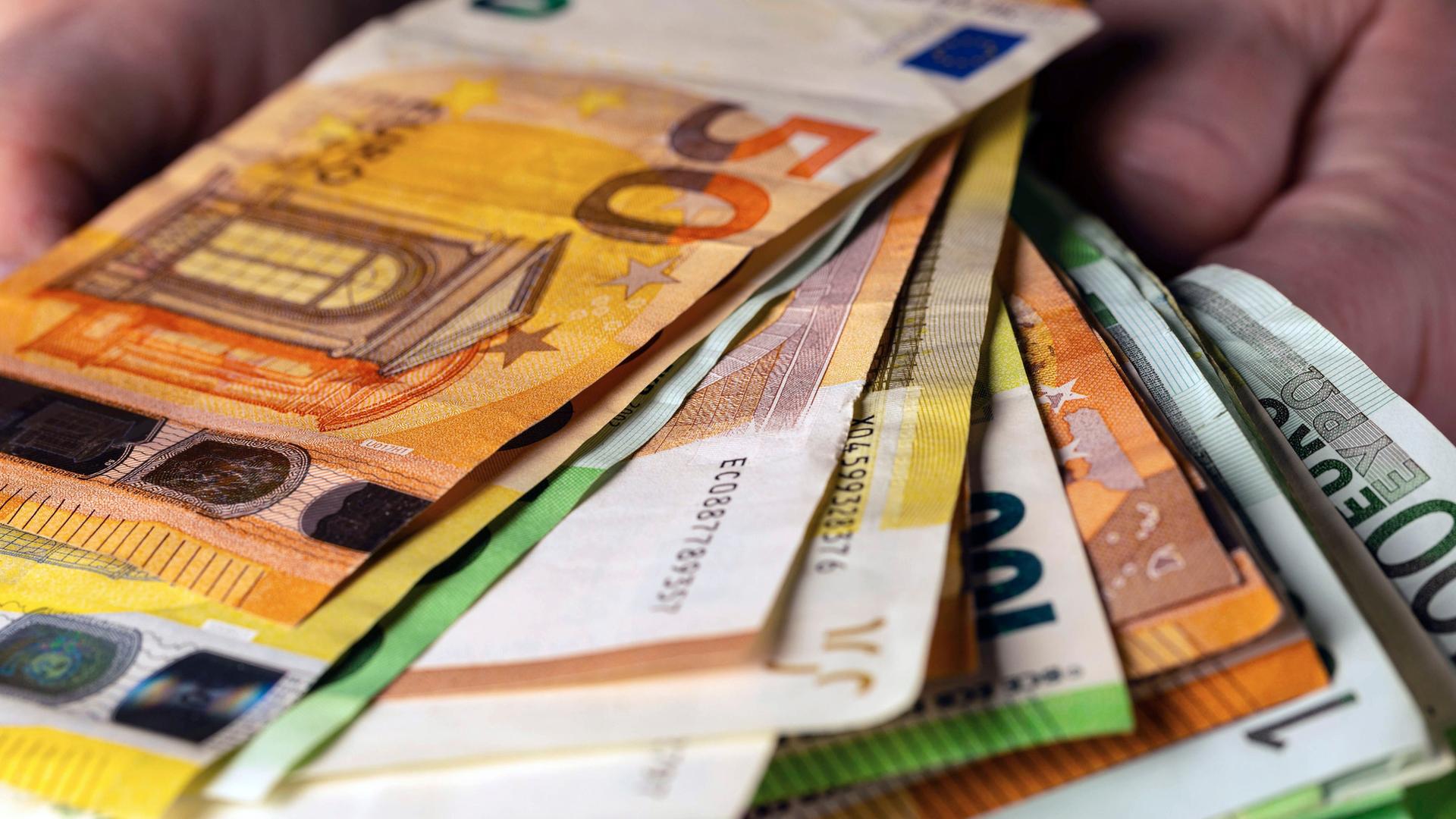 Schockanruf in Heide: Seniorin übergibt Bargeld an Betrüger