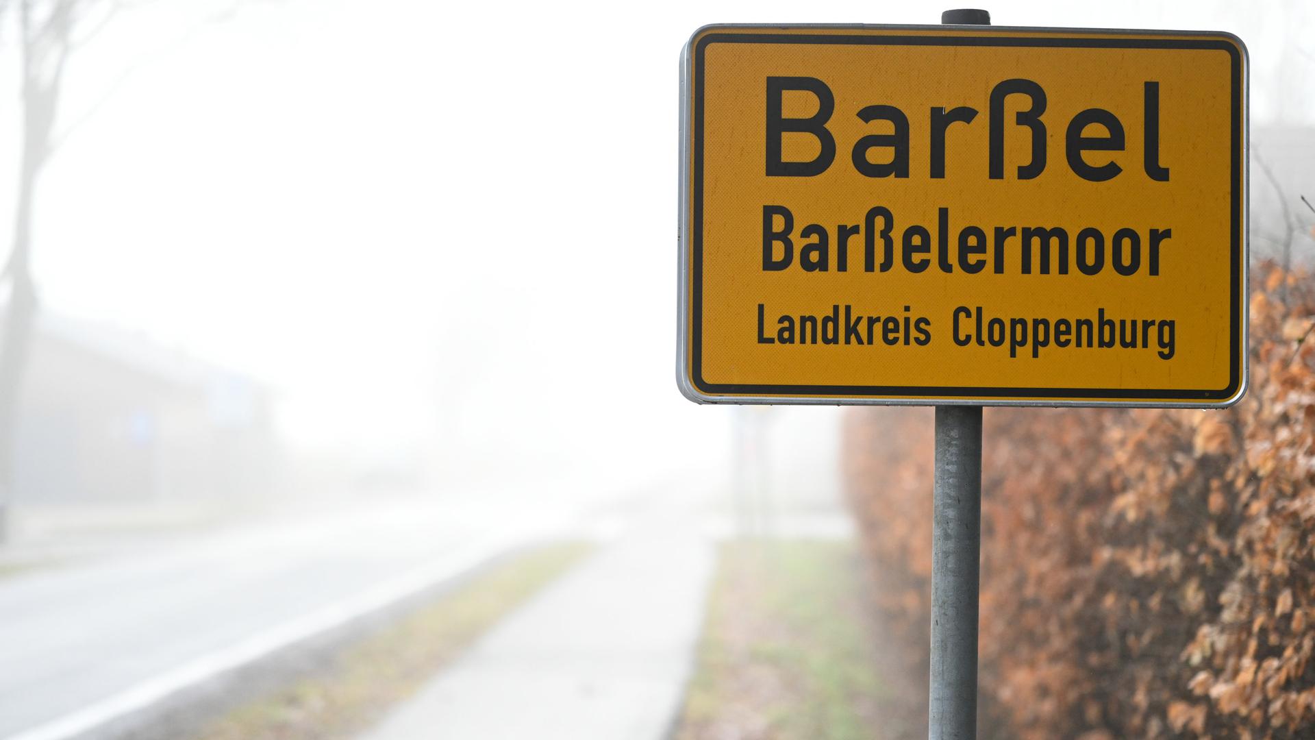 Das Ortsschild von Barßel im Nebel. | Lars Penning/dpa