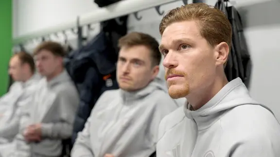 Marcel Halstenberg sitzt mit Teamkollegen von Germania Grasdorf in der Kabine. | NDR Marcel Halstenberg sitzt mit Teamkollegen von Germania Grasdorf in der Kabine.