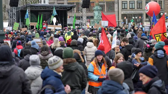 Teilnehmerinnen und Teilnehmer demonstrieren beim bundesweiten Klimastreik von "Fridays for Future" vor der Bundestagswahl auf dem Rathausmarkt.